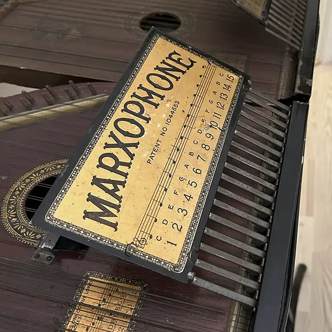 Vintage Marxophone instrument sampled for the MARXOS Kontakt library